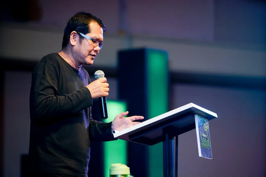 Pastor Thikun Phapsen preaching